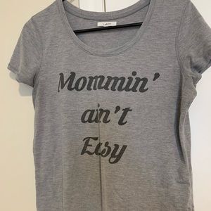 Mommin’ ain’t easy tee